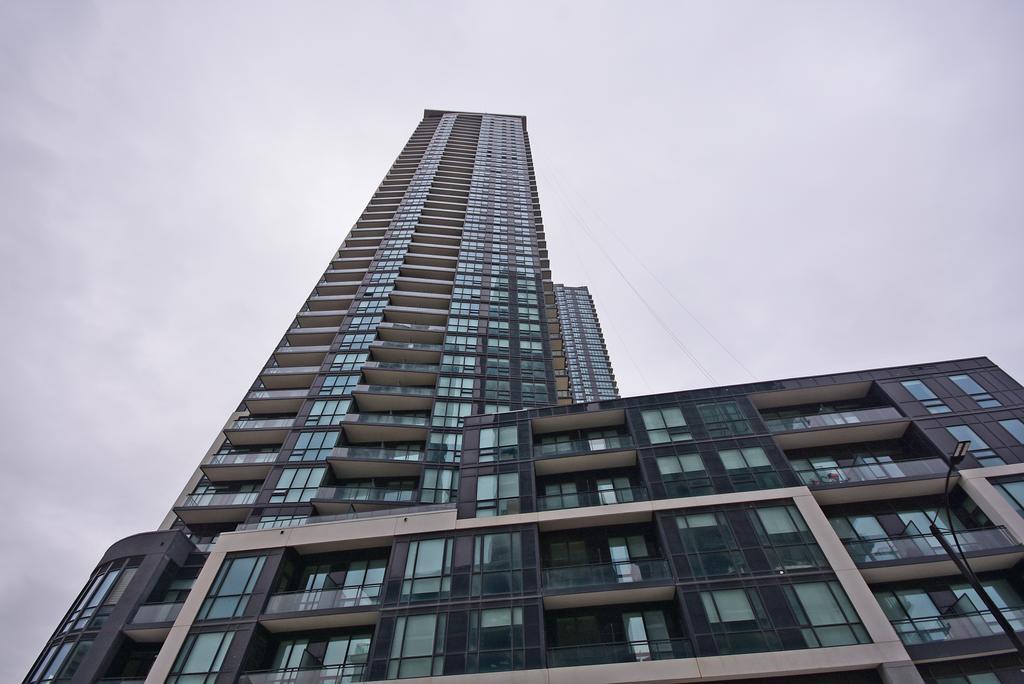מיסיסאוגה Royal Stays Furnished Apartments - Square One מראה חיצוני תמונה